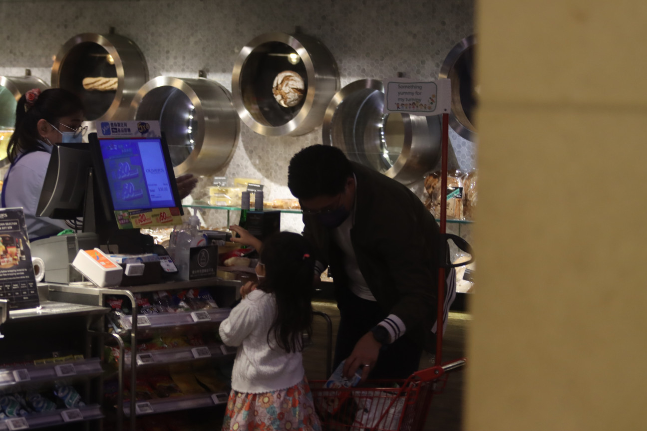 霍启刚晒与郭晶晶甜蜜合照,霍启刚为郭晶晶庆40岁生日