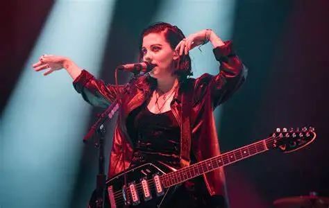 苍白浪潮究竟有多爱艾薇儿