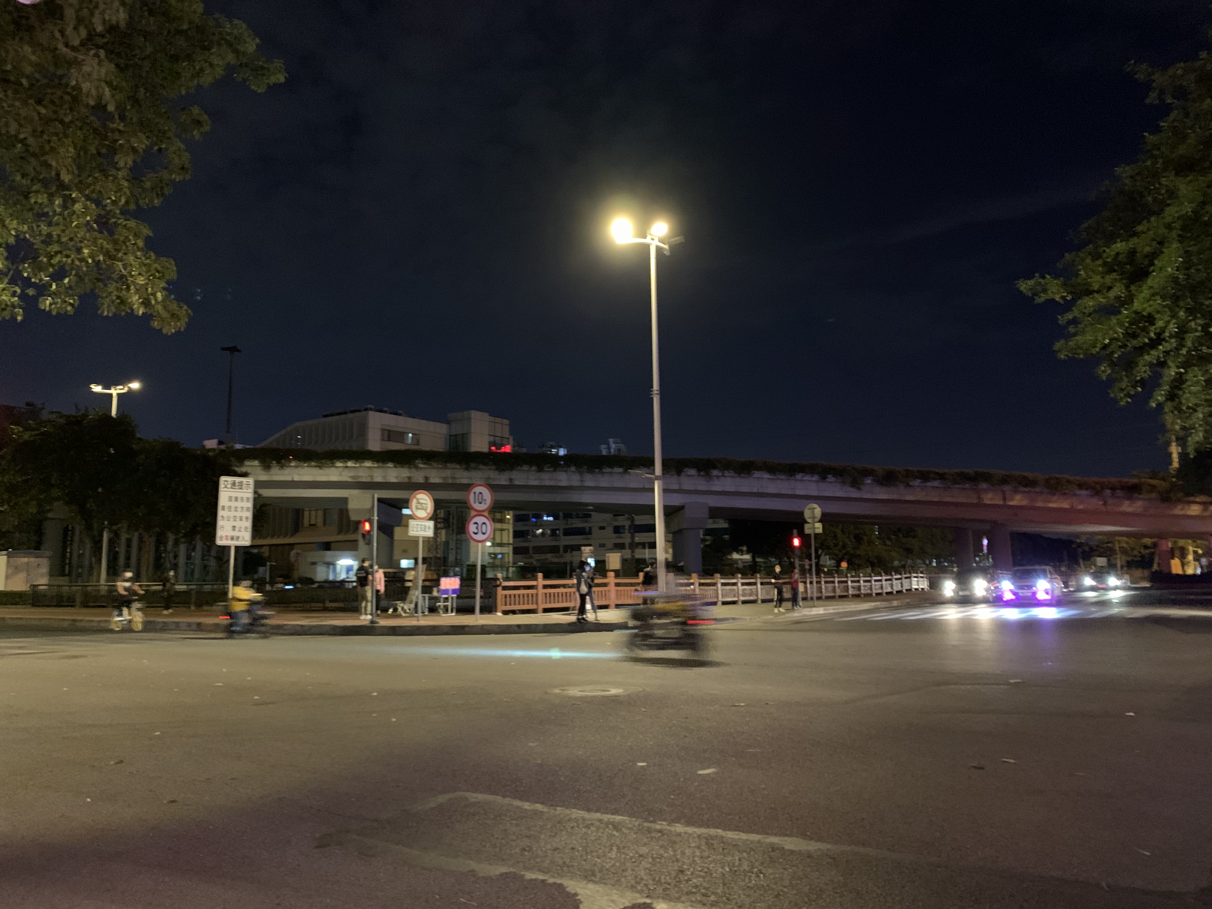 华为最新旗舰和苹果13哪个值得买,华为两年前的旗舰手机值得买吗