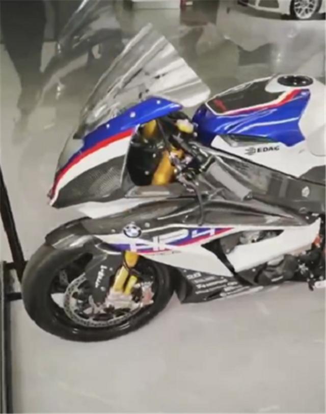 国内仅30台的机车被放在办公室，车价95万，整车当装饰还不骑