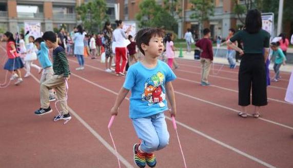 “跳绳”有助于宝宝发育,要坚持进行