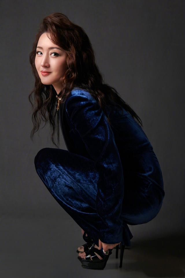 49岁杨钰莹穿阔腿裤,杨钰莹穿丝绒连体裤