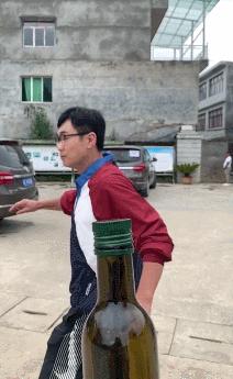 全世界都在挑战瓶盖，但请小心你的韧带