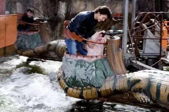 他是有中国血统的欧洲王子，父母离婚后，他只能在中国以走秀为生