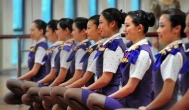 日本空姐要穿长裙吗,日本空姐为啥穿拖鞋