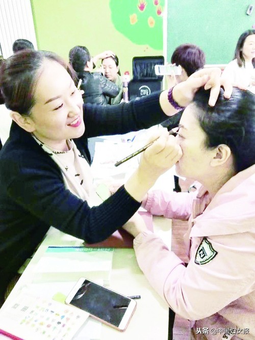 一只口红就可以画出绝世容颜,一支口红为孩子化妆