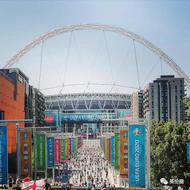 街头斗殴、醉酒裸奔...一大波短裙男子不顾警告涌入伦敦