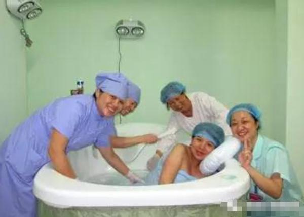 ella水中分娩国外纪实,ella水中分娩男摄影师