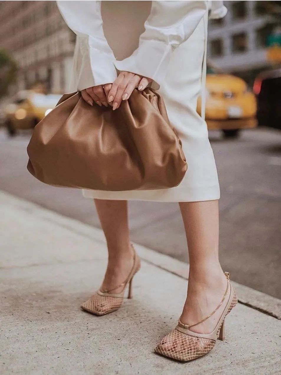 今年最火的4款凉鞋清爽又时髦,一双土到极致的凉鞋就是潮