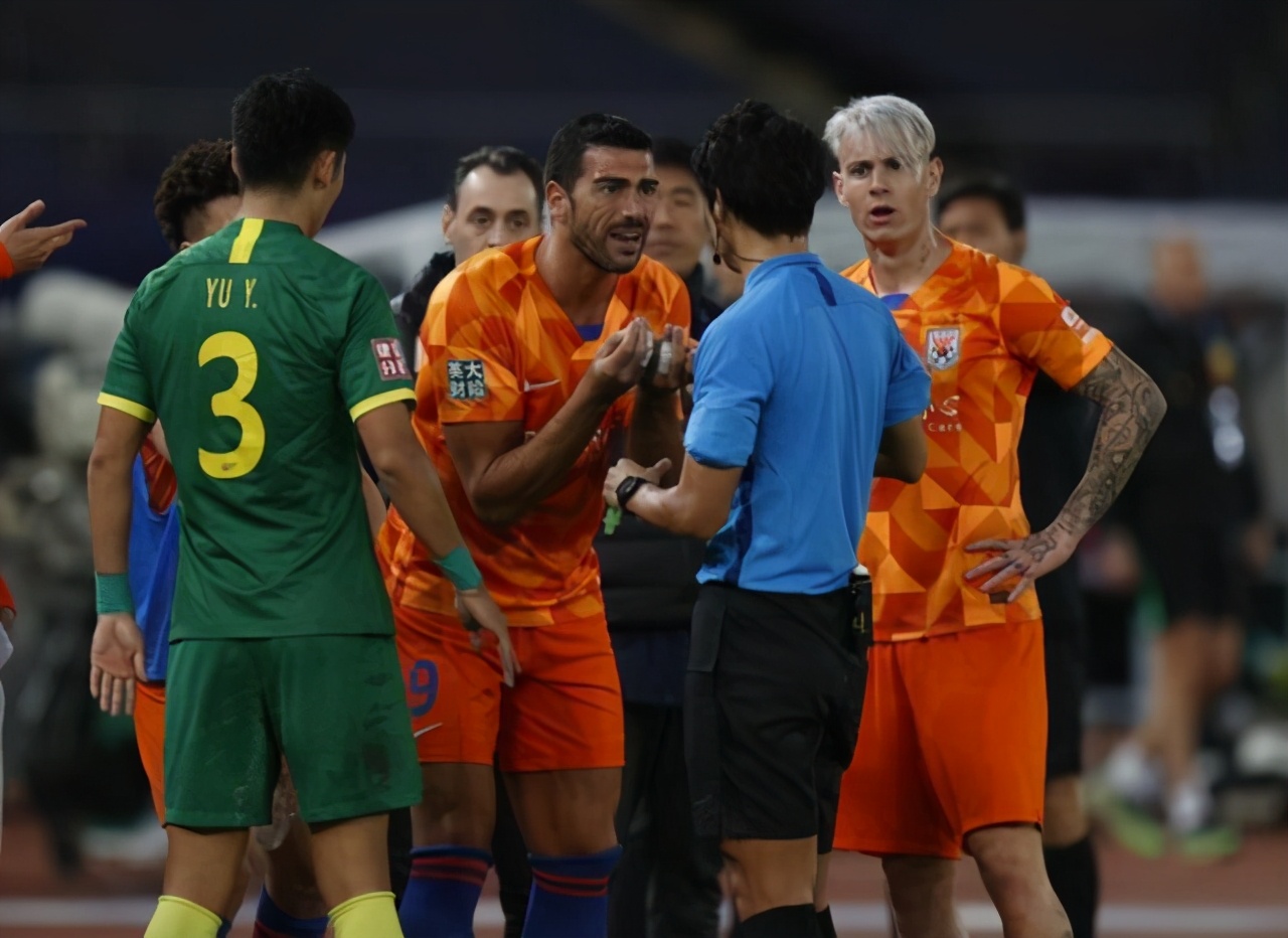 国安踢鲁能出现的争议判罚,鲁能vs国安裁判护送
