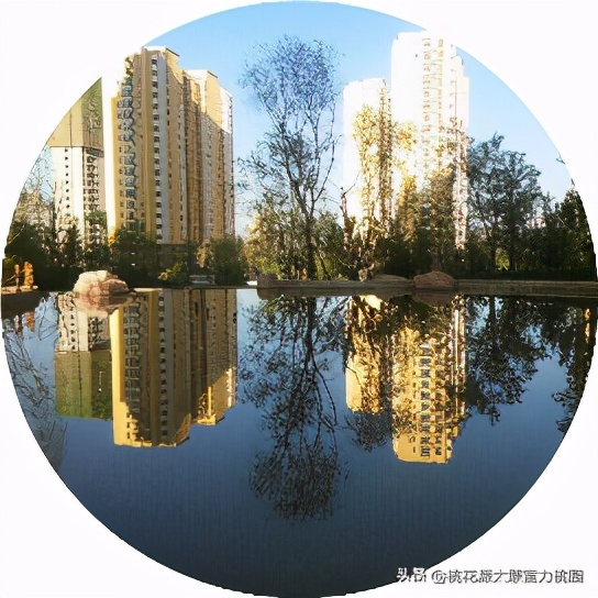 太原富力​桃园15号楼前，这宝马直接给放到通道出口