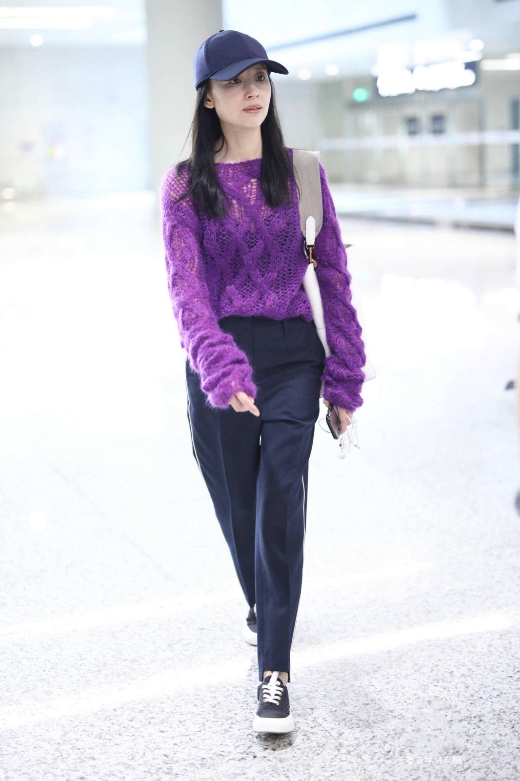 37岁董洁侧颜美如画,董洁穿黑色长裙出席活动