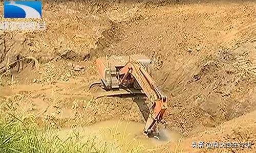 挖机停在坑里下雨被淹了,挖机在工地被淹了怎么和工地处理