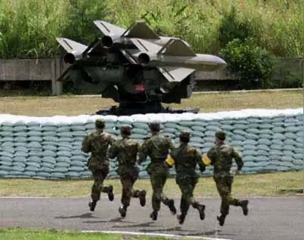 1990年，台军拟攻占*鱼岛钓**，李*辉登**作梗未实施