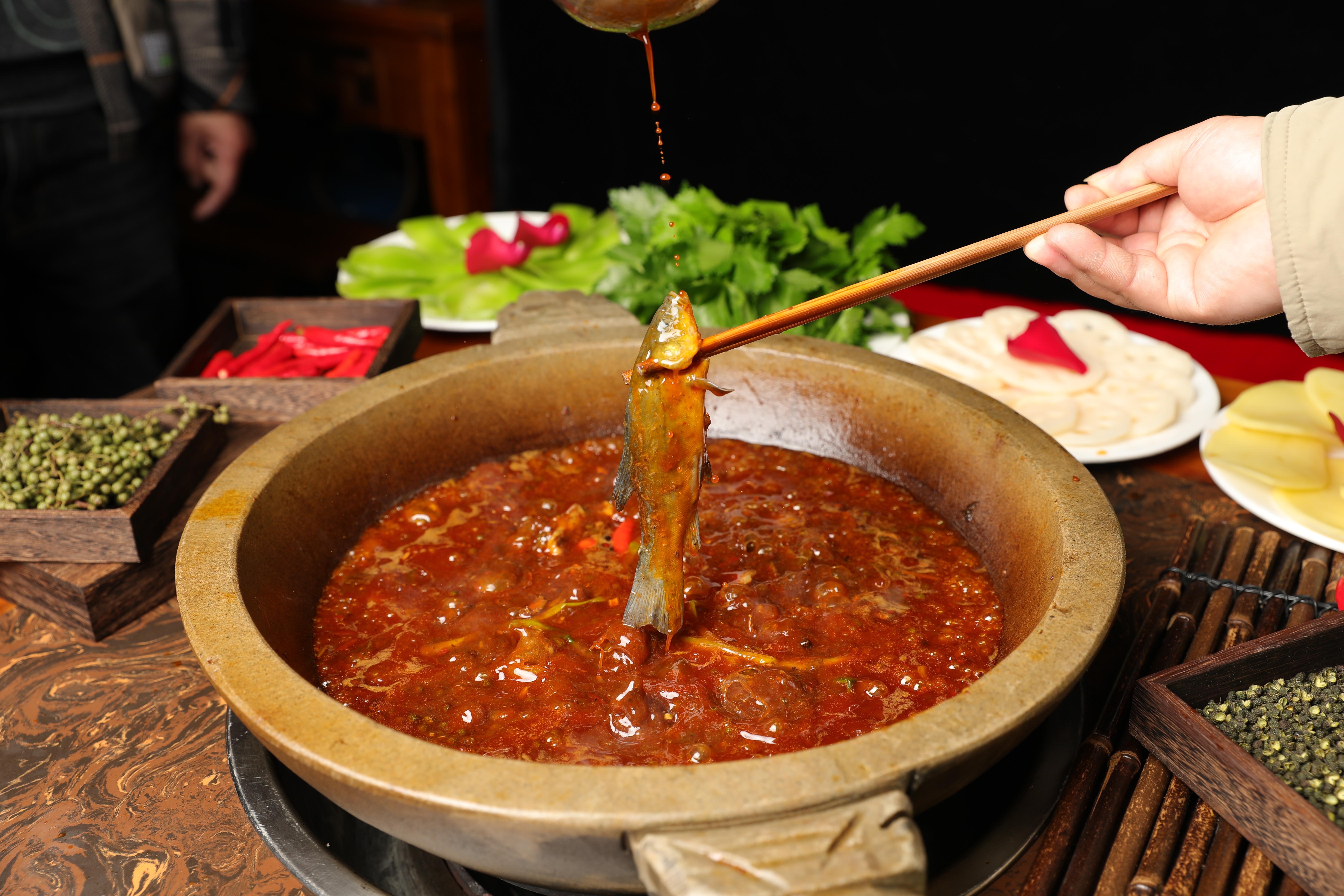 石锅苗苗鱼有几个加盟品牌,石锅苗苗鱼加盟多久回本