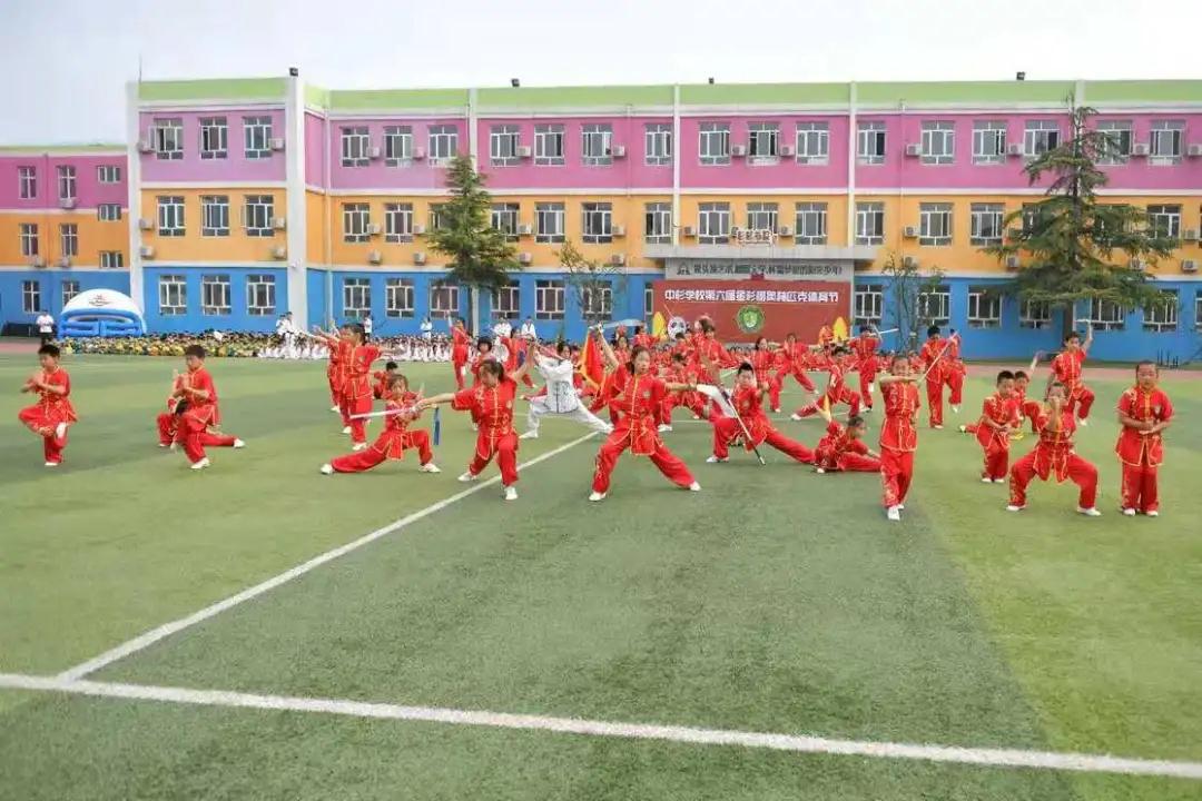 一共有207人参加体操表演,一百多人体育节开场