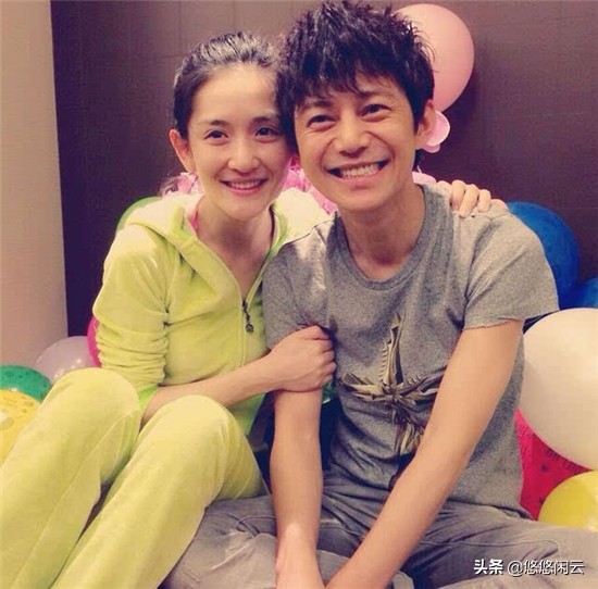 何炅穿越人海拥抱谢娜,何炅和谢娜穿越人海拥抱