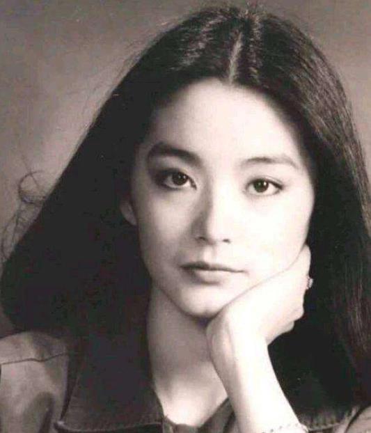 单眼皮、龅牙、厚嘴唇，这些缺陷美才是娱乐圈该有的百媚千红