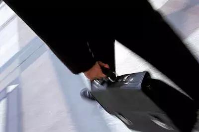 足浴店里代购*合六**彩?一包现金神奇变成了……