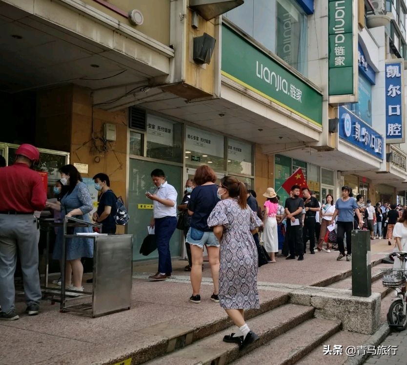 老字号排队买月饼人多 (实拍天津人排队买月饼)
