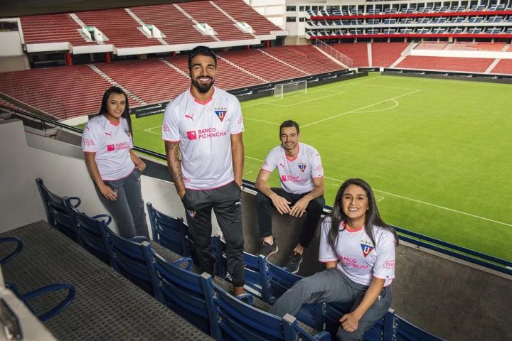 混身上下一套粉？绿茵场上的硬汉们究竟怎么了？