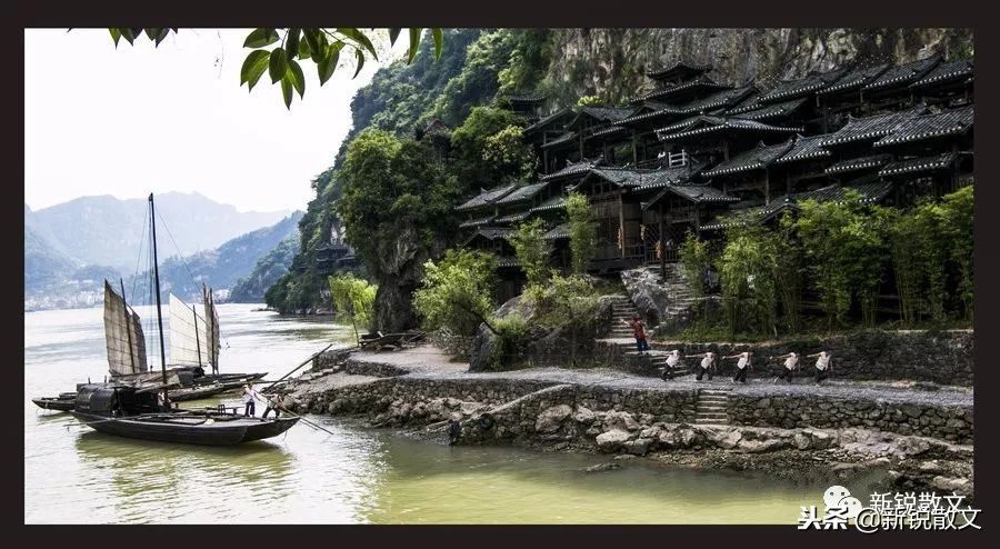 峡江人家的生存空间非常狭窄,但他们与自然高度和谐