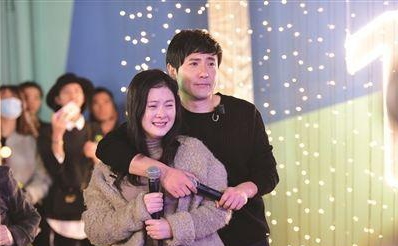 沈腾妻子王琦深夜聚餐被拍,沈腾和老婆王琦年轻照片