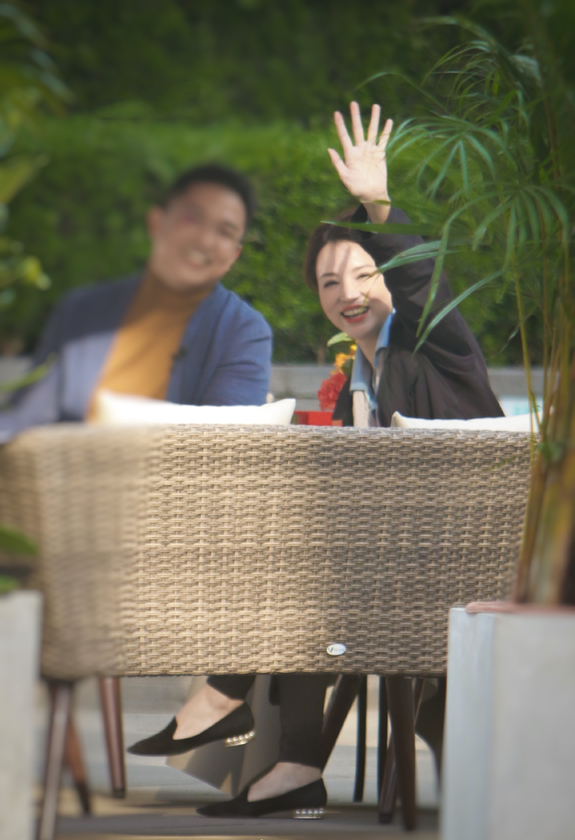 董卿复古短裙现身,董卿跟记者打招呼