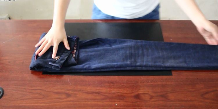 叠牛仔裤的简单叠法,叠短牛仔裤小技巧
