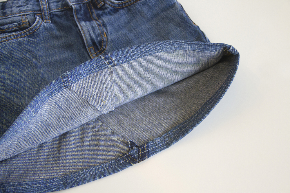 把一条闲置的牛仔裤改造成牛仔短裙，只要学会这个方法，轻松制作