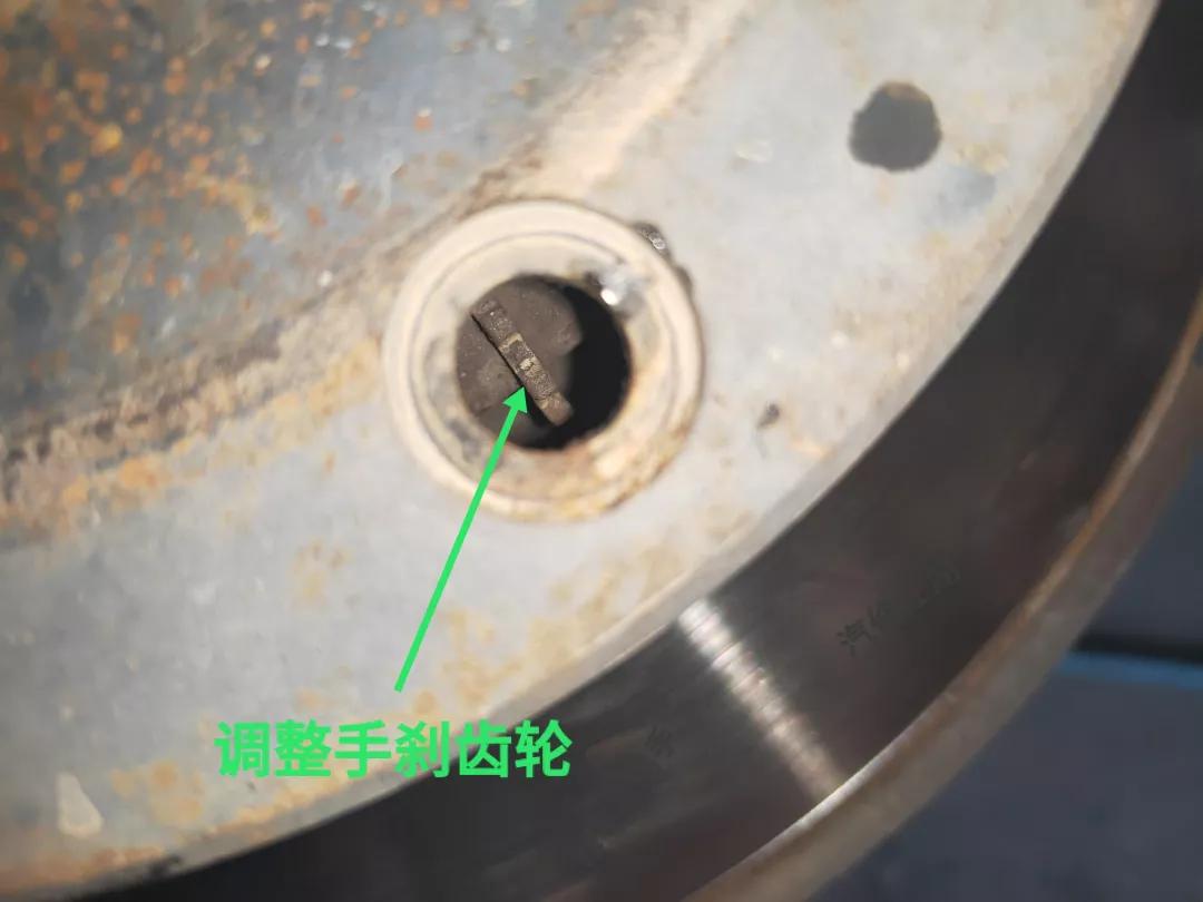 比亚迪f3更换后轮毂刹车片方法,2013丰田花冠后刹车片怎么拆