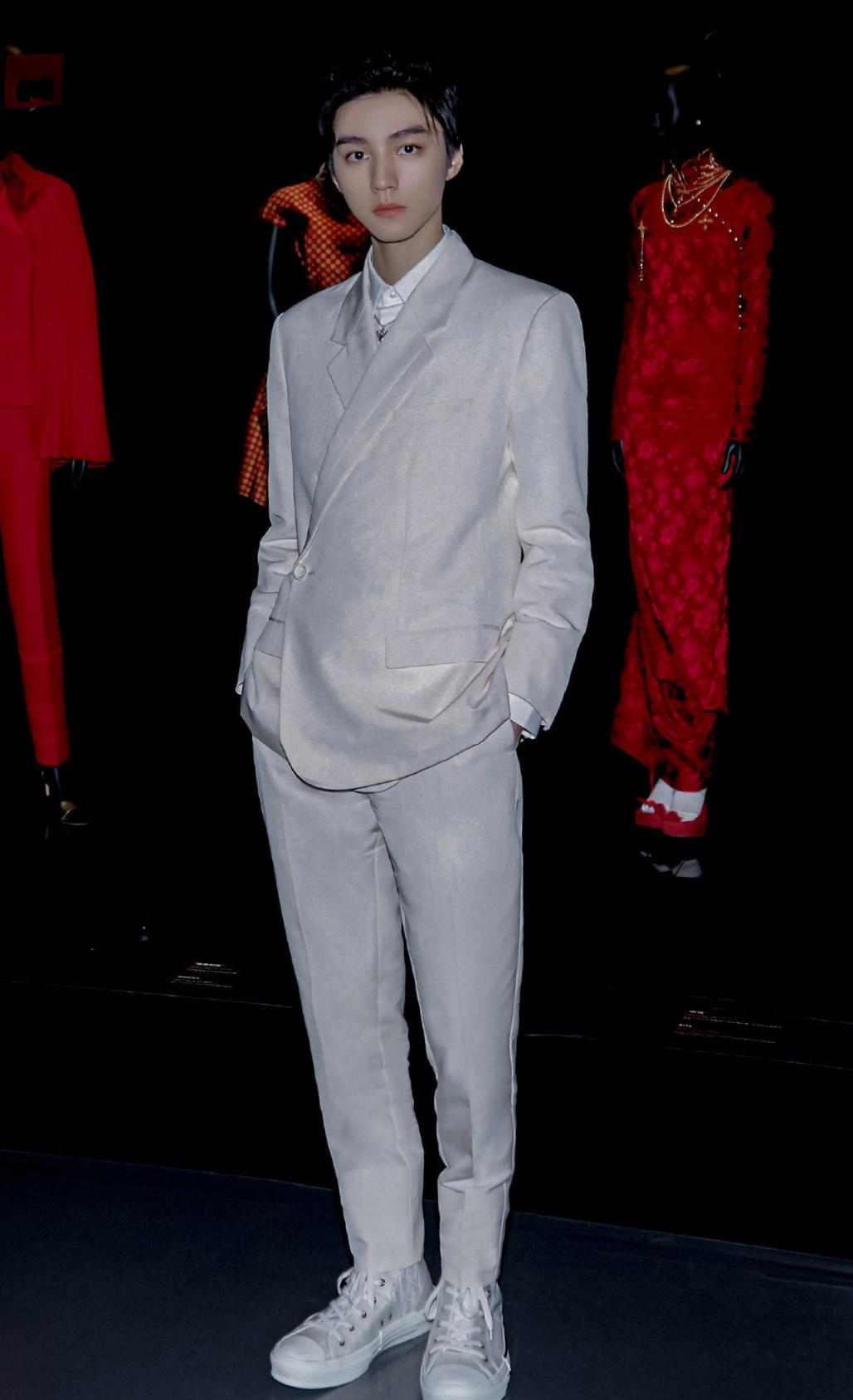 王俊凯穿西装好看,王俊凯时尚西装