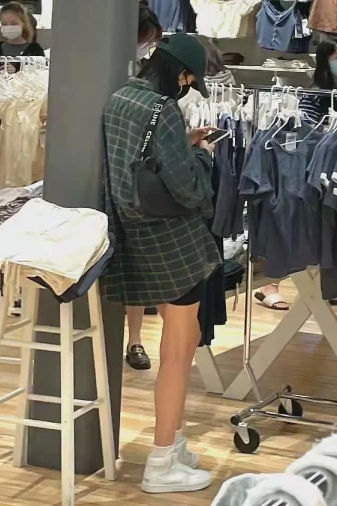 杨幂穿连体短裤时尚大片,杨幂现身粉色风衣配短裤