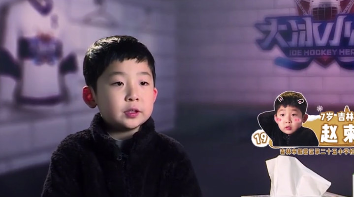 大冰小将易烊千玺带小将们训练,大冰小将千玺人群中笑