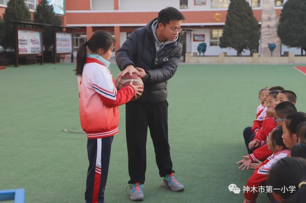 神木第一小学拔河比赛,小学体育优质课简报