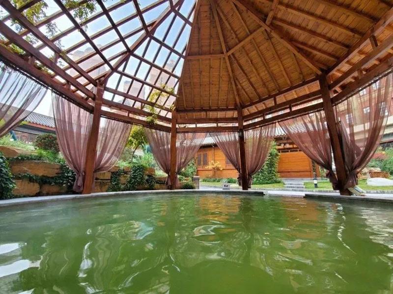 萌娃温泉玩水,灞业3000米温泉带娃攻略