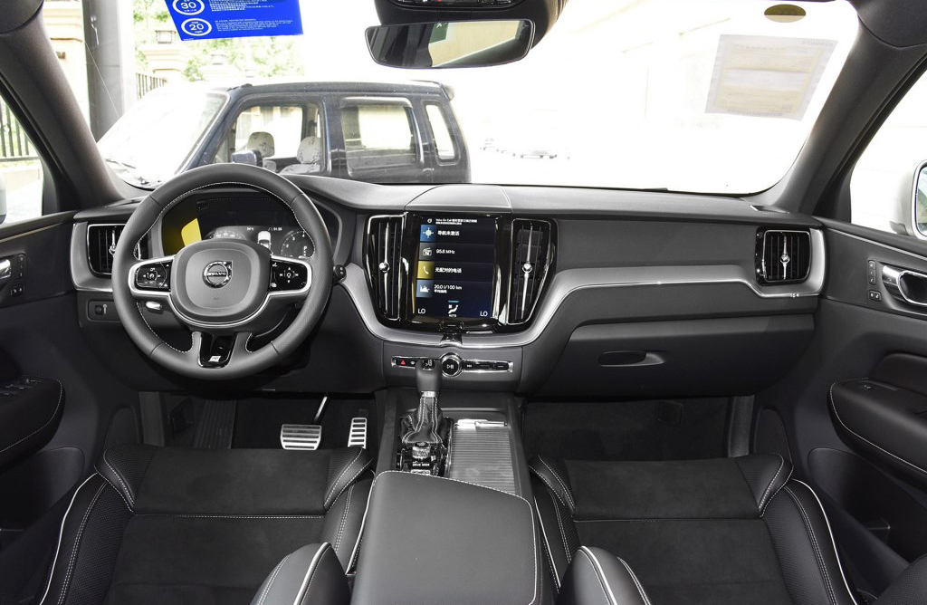 保时捷新款30万左右内饰方向盘,保时捷车的方向盘有几种