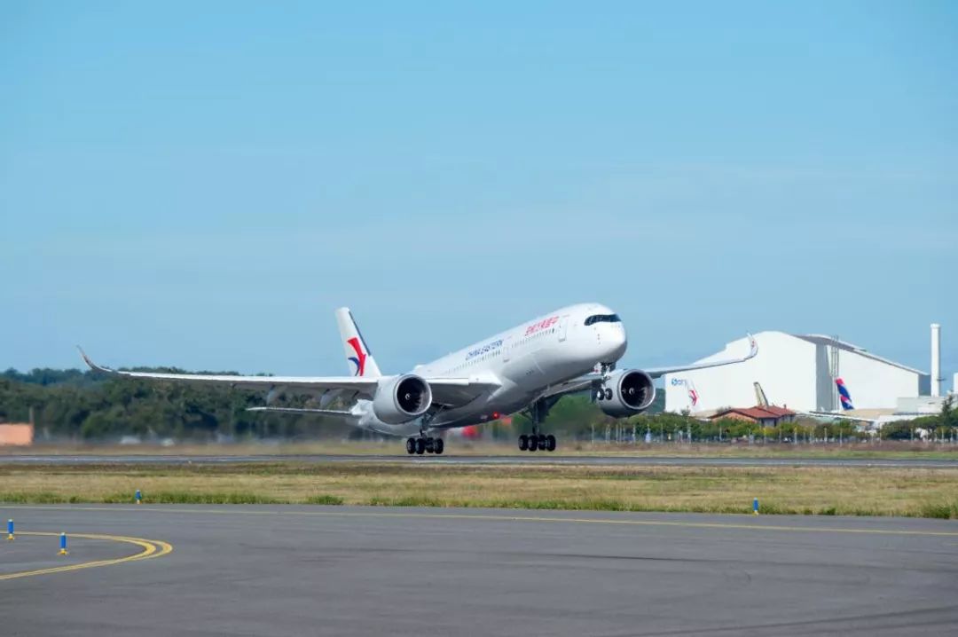 东航a350飞成都航班任务剧烈颠簸,东航a350超级经济舱跟经济舱区别