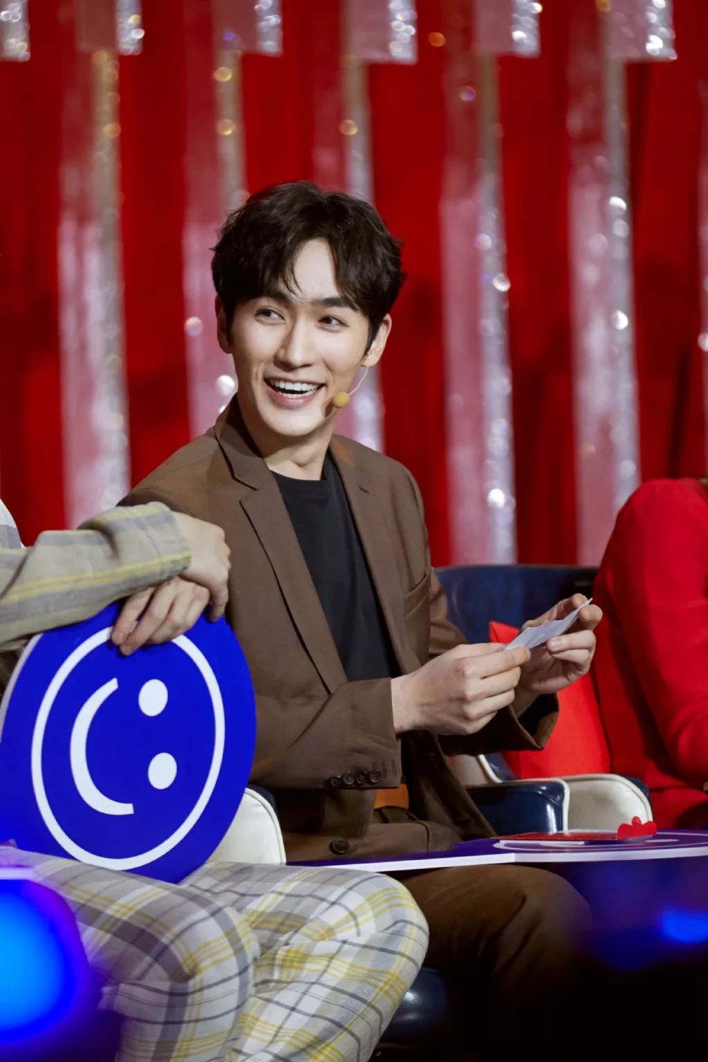 高情商的男生如何提醒女生口红沾牙上了？刘昊然的回答是最甜的