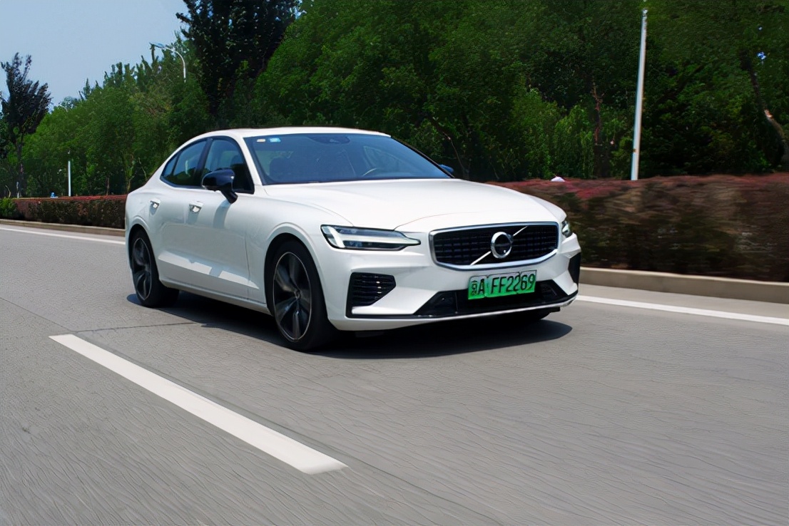 沃尔沃s60和奔驰c哪个值得入手,沃尔沃s60对比奔驰c驾驶感受