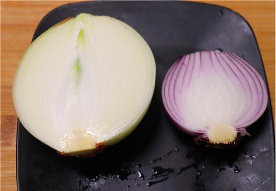 洋葱选白皮的好还是紫皮的好,生吃洋葱是白皮的好还是紫皮的好