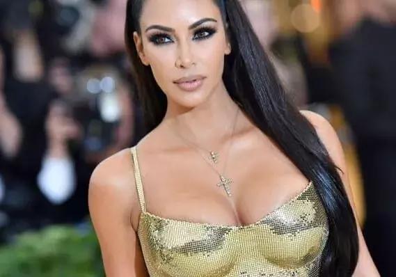 CHANEL聘请首位变性人模特；森马上半年营收增长逼近50%至82亿