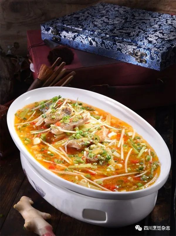 下饭脑花，三椒三香渡花鲢，坛子肉，椒麻脆皮鸡，焦糖脆皮虾...这些菜颇受年轻食客青睐