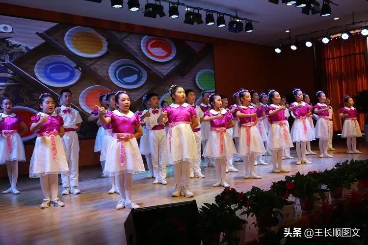 我校举行开学典礼暨教师节表彰会,学校召开教师节庆祝暨表彰大会