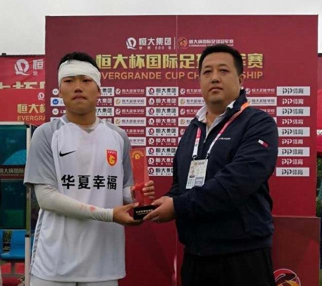 足球场上令人气愤的瞬间,足球比赛各种扎心场面