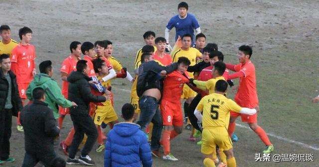 瓒崇悆鎵撴灦鏂楁鍐茬獊缇ゆ灦浜嬩欢,涓氫綑瓒崇悆鏂楁鎵撴灦浜嬩欢