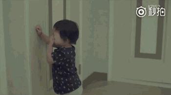 谢娜坐椅子摔倒吓坏众人,谢娜意外摔下山