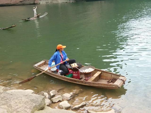 一个让人流连忘返的地方,山清水秀,只需要坐在河边发呆就行。