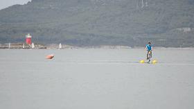 让自行车在水上骑行用的东西,可以轻功水上漂的自行车