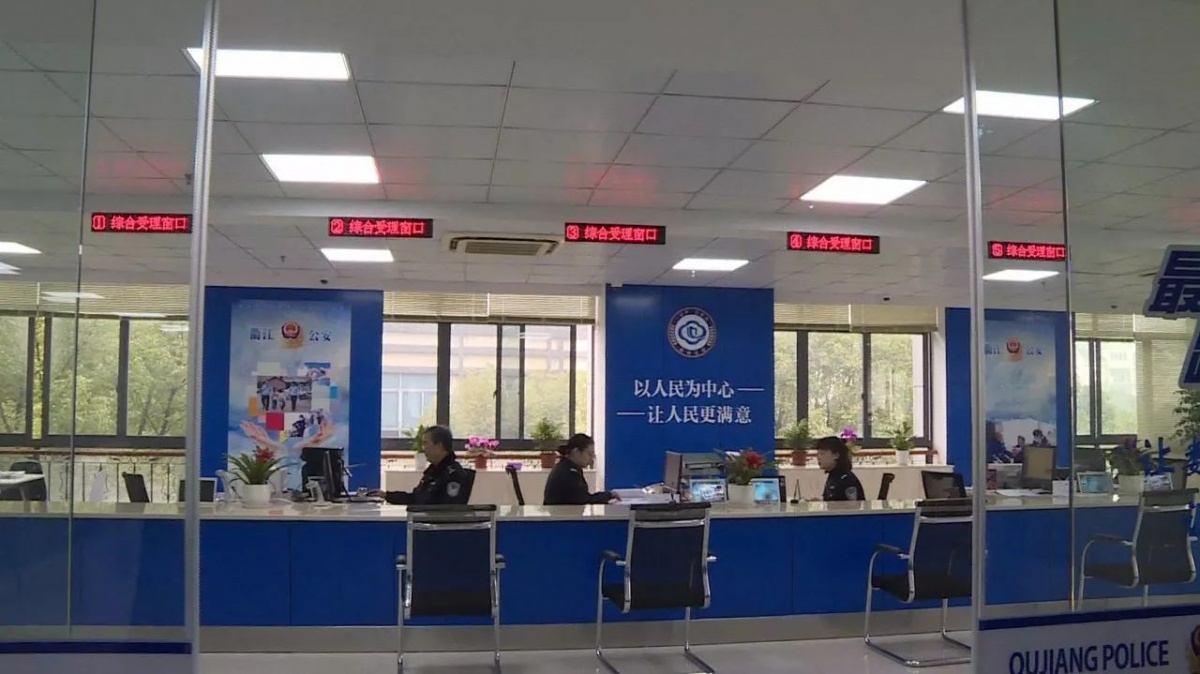 前车发生故障走不了,我们压着旁边的白实线通过会被判为违章吗?